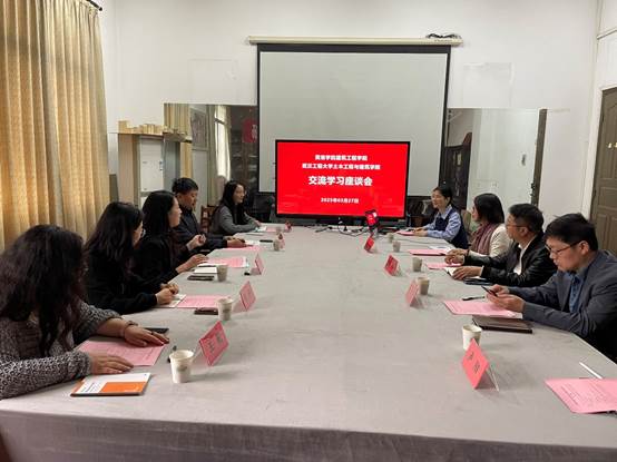 一群人坐在桌子前  AI 生成的内容可能不正确。