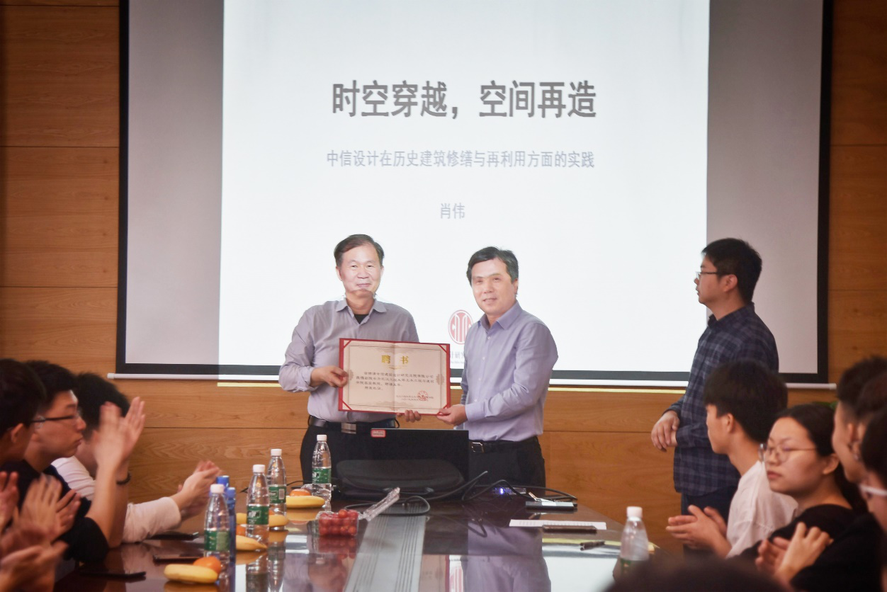 图左一中信建筑副经理肖伟、左二土建公司经理卢海林